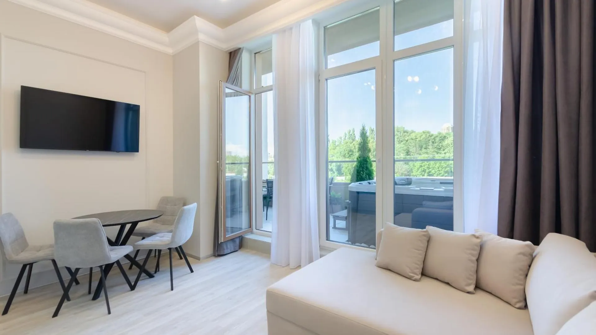 Petrovdom Spa Luxury Apartment 11-240 With Jacuzzi In Rc Pechersk Plaza キエフ